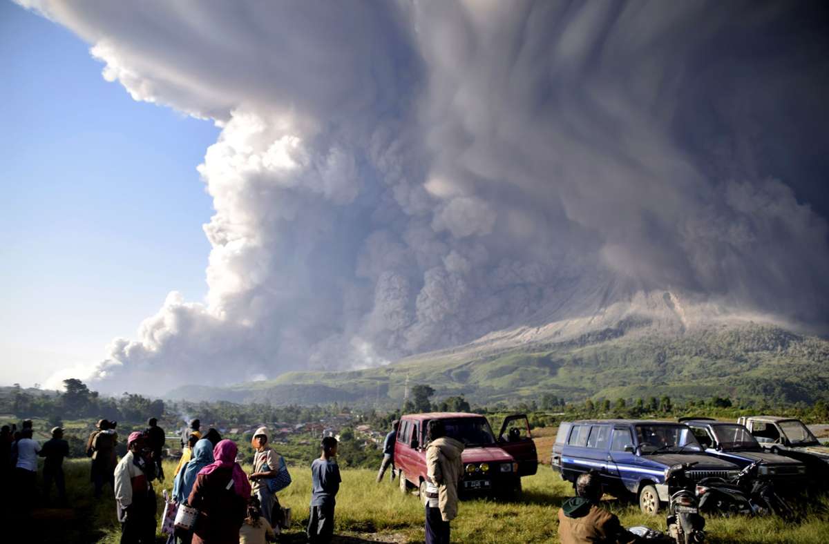Vulkanausbruch in Indonesien: Vulkane in Indonesien spucken Asche und Gestein