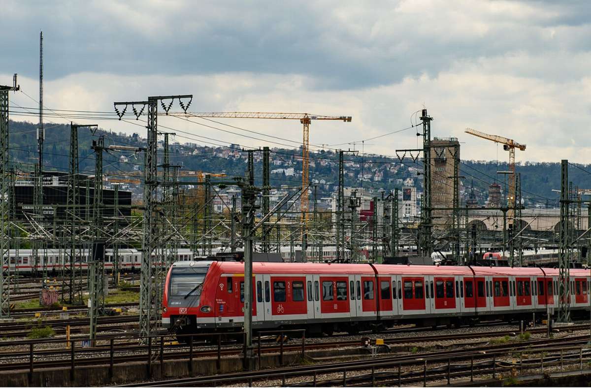 Zwischen Hauptbahnhof und Bad-Cannstatt: Frau in S-Bahn sexuell belästigt – Zeugen gesucht