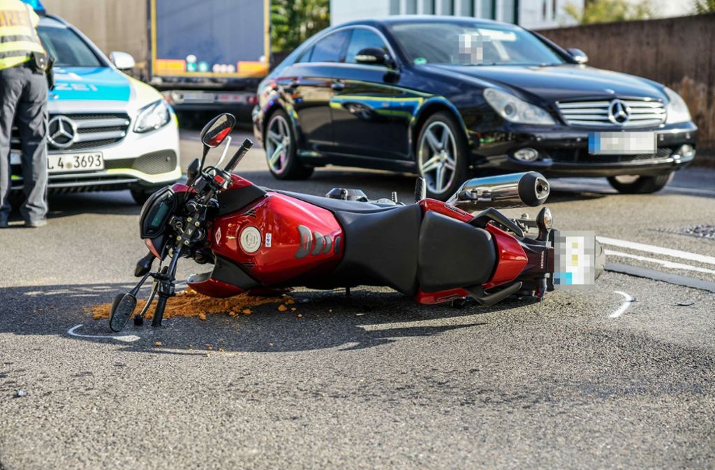 Nach dem Aufprall stürzte der Motorradfahrer und verletzte sich schwer. Foto: SDMG//Kohls
