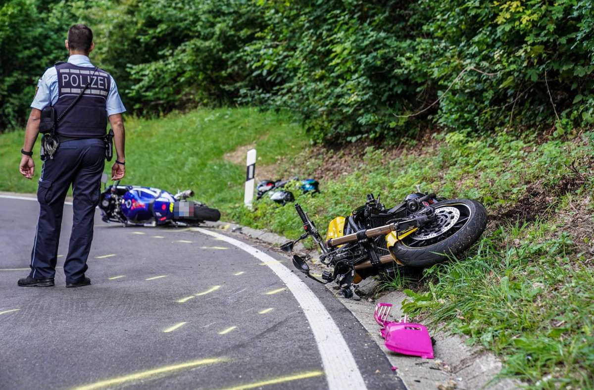 Heftiger Motorradunfall bei Neuffen: Drei Biker kollidieren nach riskantem Überholmanöver
