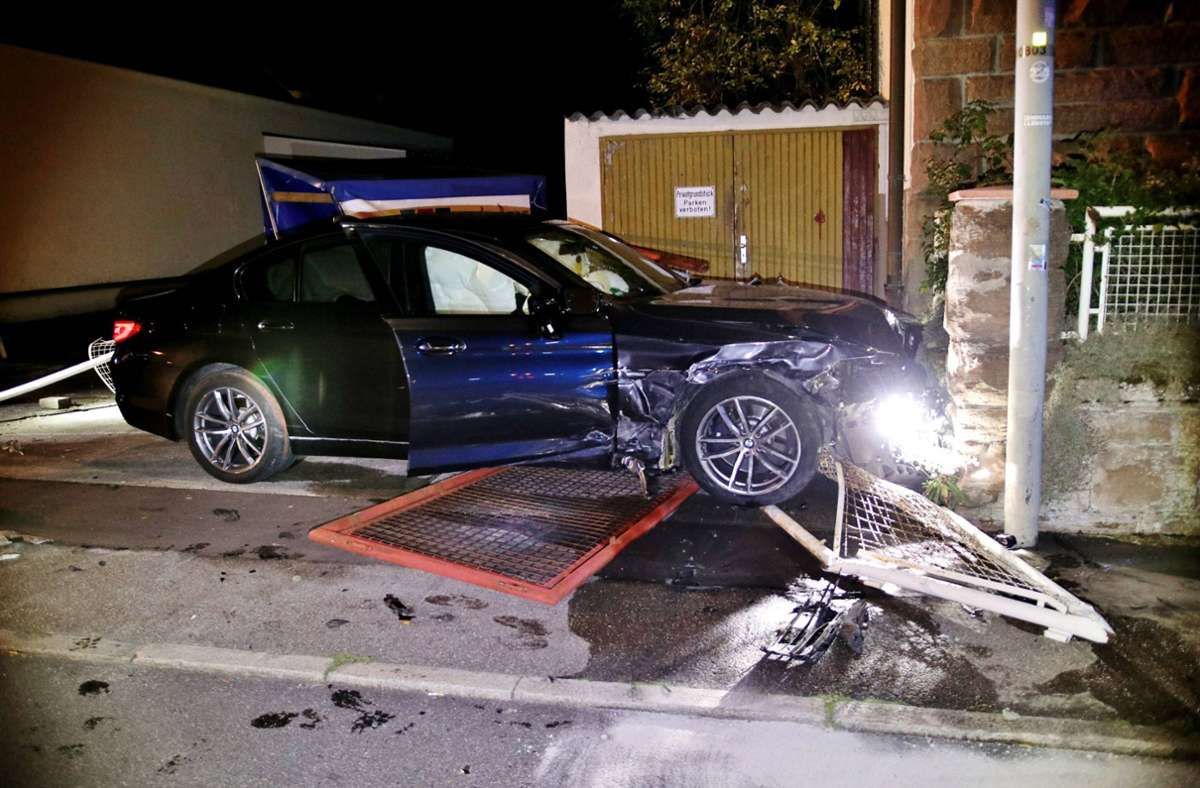 Raser-Unfall in Winnenden: 18-jähriger BMW-Fahrer kollidiert mit Taxi und kracht in Mauer