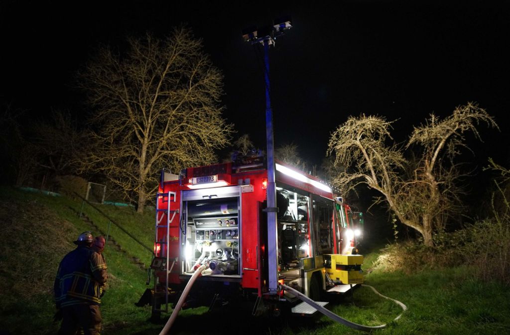 Das Löschfahrzeug der Feuerwehrabteilung Wäldenbronn legte vom Kernenweg aus eine Schlauchleitung zum Brandort.