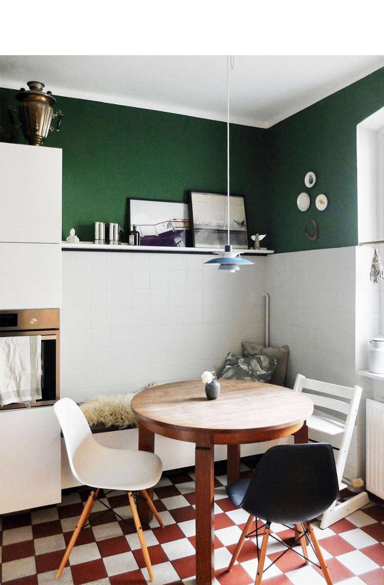 Manchmal kann man den Boden akzentuieren und mit drei Farben auskommen – das wertet auch eine kleine Küche auf. Gestaltung einer Altbauwohnung in Berlin von Kristin Engel.