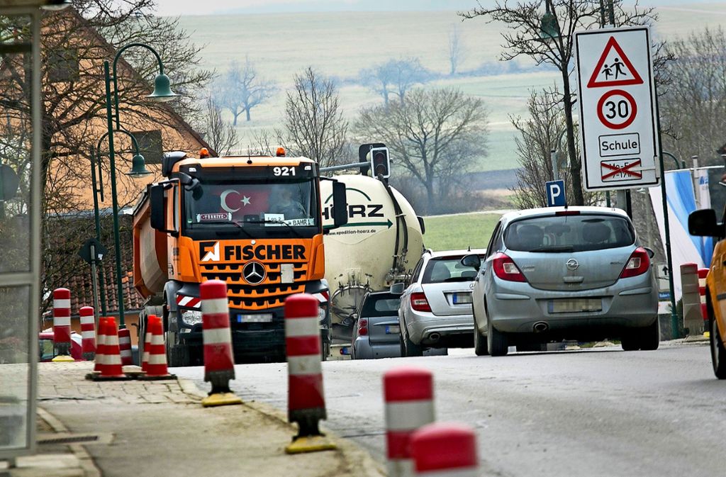 Baustellenverkehr am Albrand: Die Straßen halten, einige Außenspiegel nicht