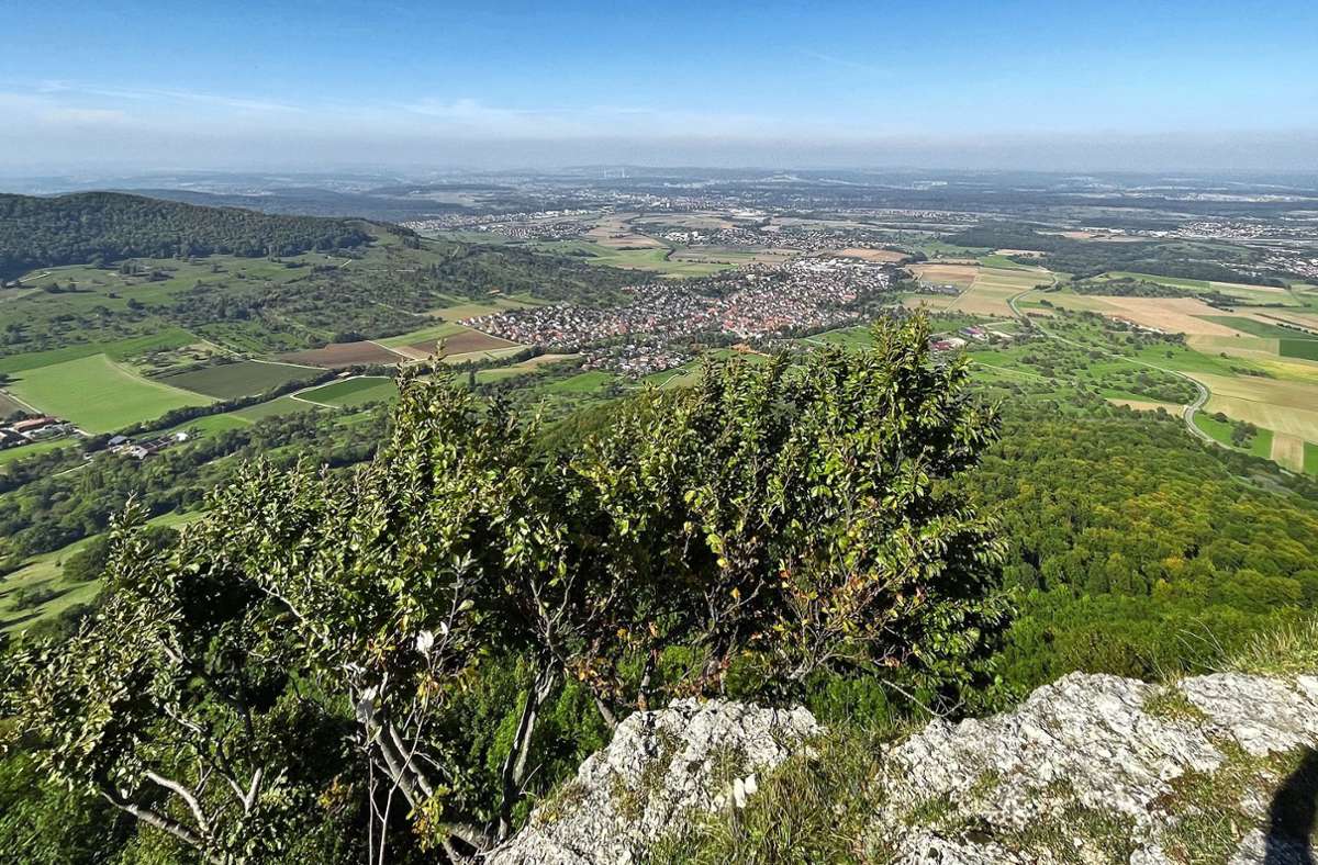 Der Albtrauf, wie hier am Breitenstein, bietet weite Sicht in den Landkreis Esslingen hinein. Foto: Philipp Braitinger
