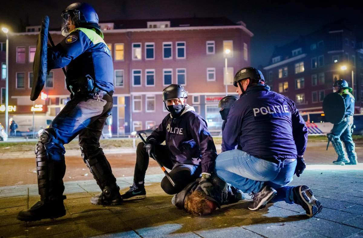Corona-Krawalle in Niederlanden: Schwere Unruhen in Rotterdam – zehn Polizisten verletzt