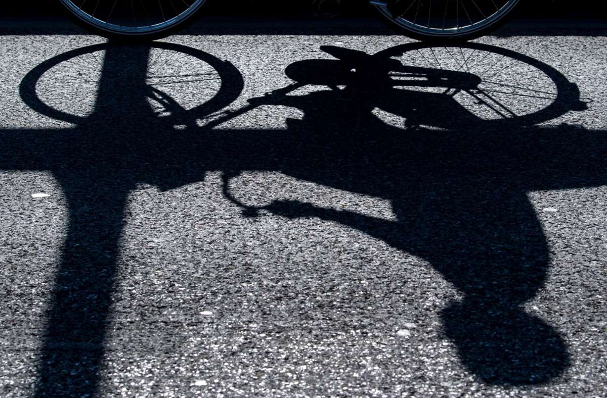 Unfall in Lenningen: Radfahrer landet in Windschutzscheibe