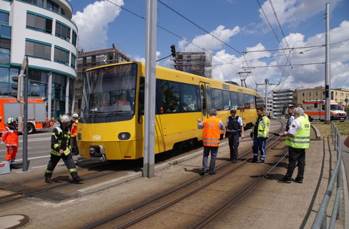 Unfall in Stuttgart: Frau auf E-Scooter gerät unter Stadtbahn