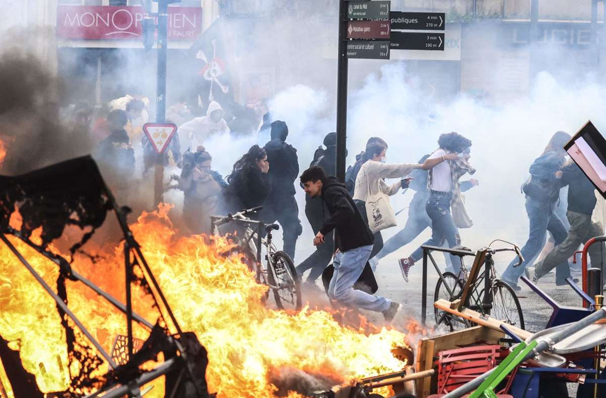 Auch in Toulouse eskalierten die Streiks. Am Rande einer Demonstration wurden Feuer entzündet. Foto: dpa/Charly Triballeau