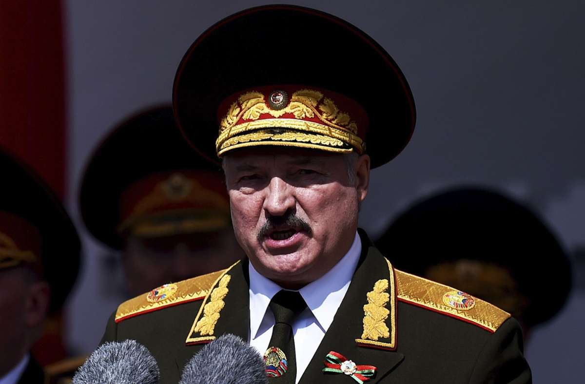 Proteste in Belarus: Lukaschenko greift buchstäblich zur Waffe