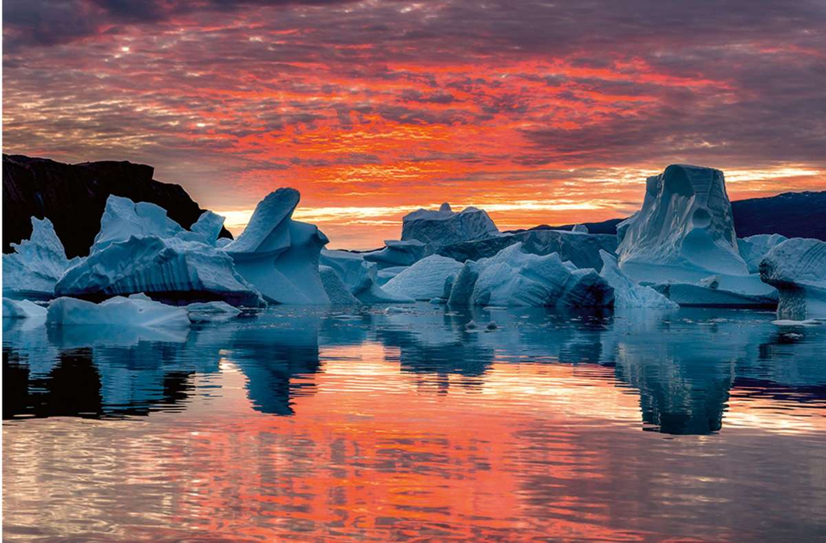 Sonnenaufgang am Scoresbysund im Osten Grönlands, fotografiert von Stefan Forster. Diese und weitere Fotografien sind  in  Buch  „Inseln des Nordens“ im Verlag TeNeues erschienen.