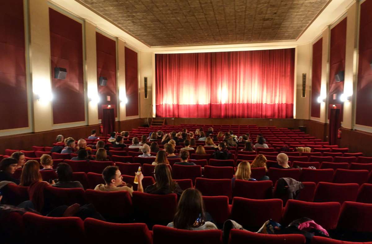 Nicht zu voll und mit Abstand: ein Kinosaal in Berlin Foto: imago images/Frank Sorge