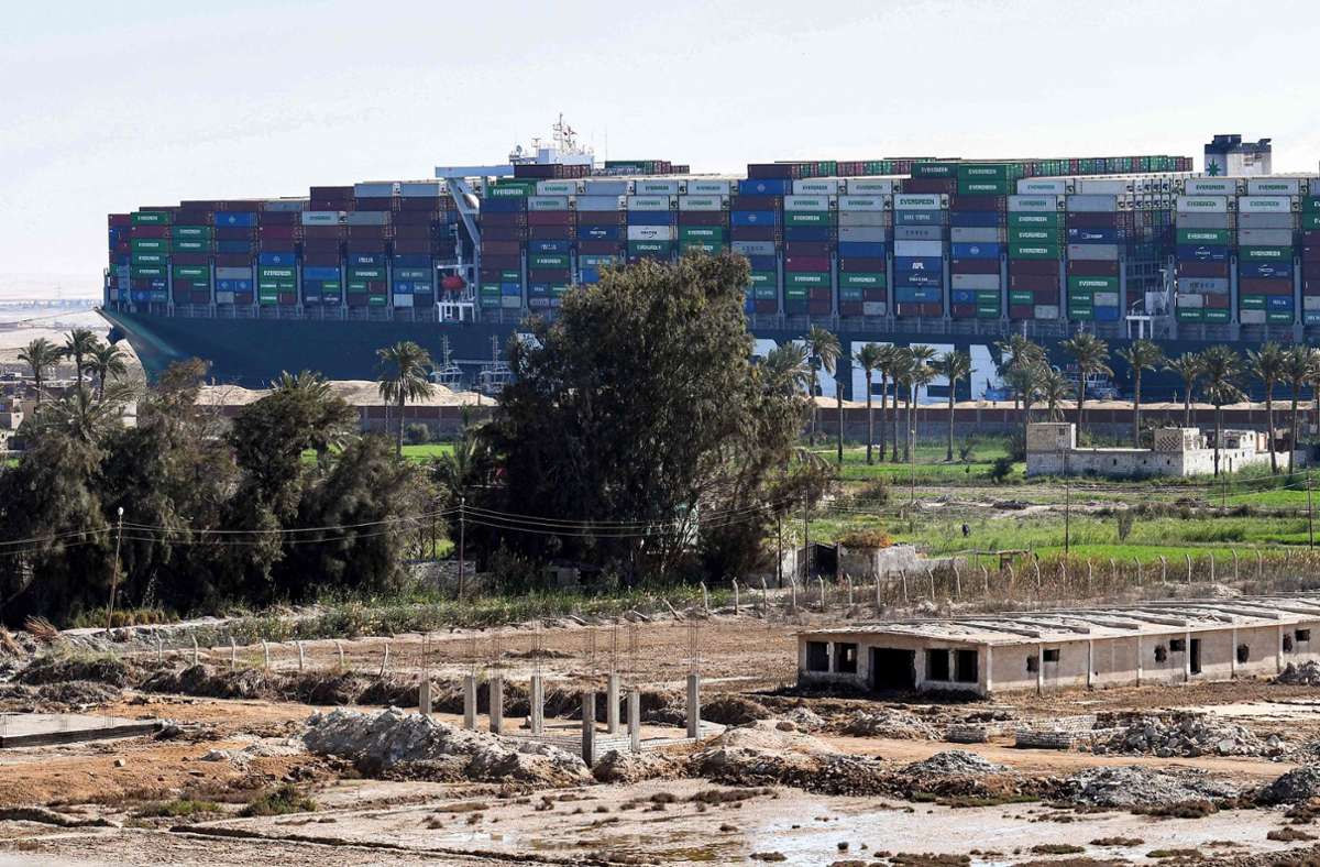 „Ever Given“ befreit: Schiffsverkehr im Suezkanal wieder aufgenommen