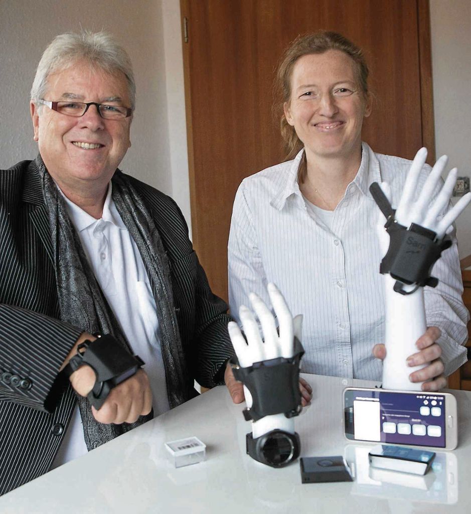 AICHWALD:  Jürgen Jesse und Stephanie Dürr wollen die Datenerfassung mit einem speziellen Scan-Handschuh erleichtern: Kleiner Helfer mit großem Nutzen
