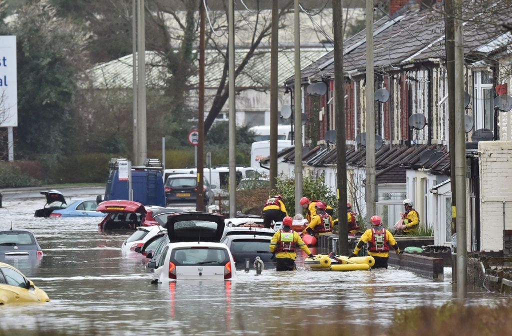 Sturm Dennis: Rekord an Hochwasser-Warnungen in England –  Ein Toter