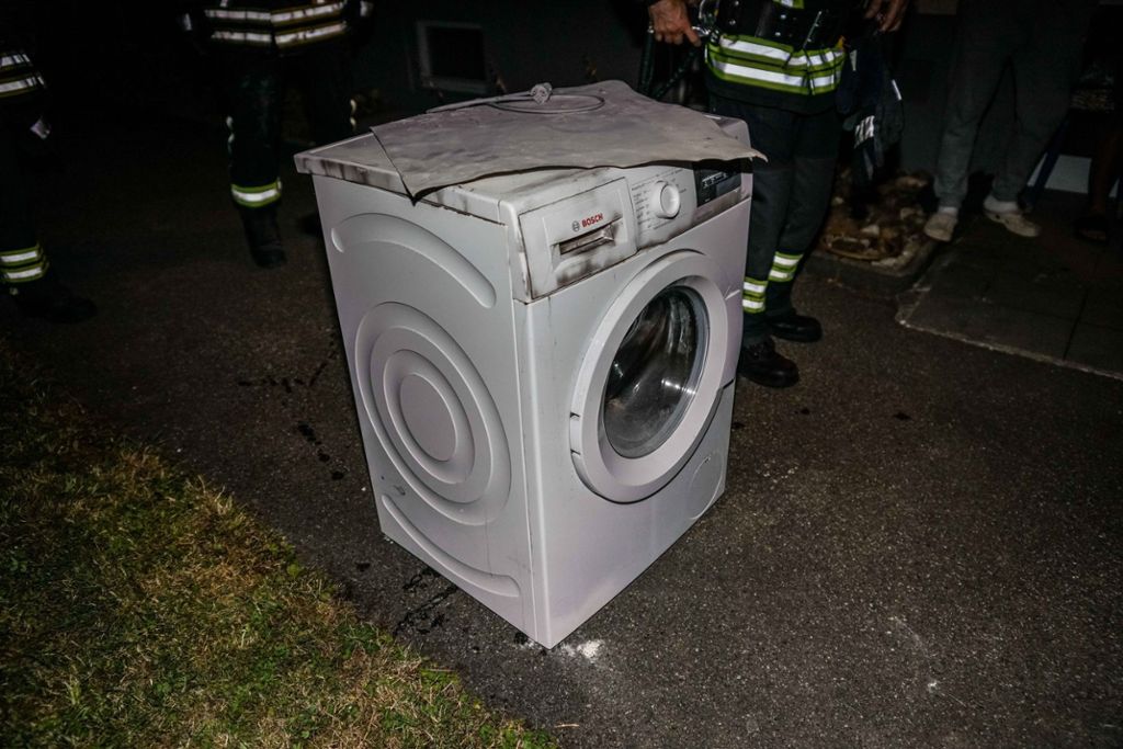 Beim Eintreffen der Feuerwehr waren die Flammen bereits größtenteils gelöscht: Plochingen: Waschmaschine brennt