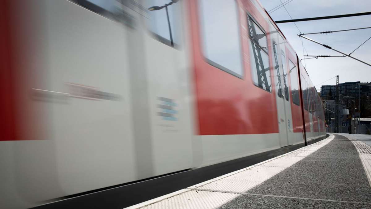 Stuttgart-Feuerbach: Plane weht vor S-Bahn – Bahnverkehr für eine Stunde unterbrochen