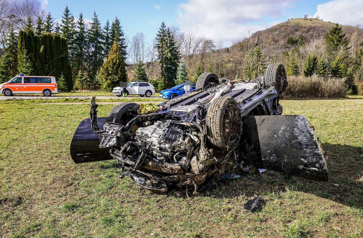 Unfall bei Weilheim/Teck: Auto überschlägt sich