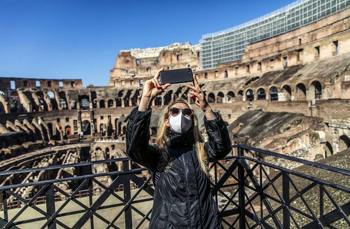 Museen und Kulturdenkmäler – hier das Kolosseum in Rom  –  sind in Italien sind seit Anfang Februar wieder geöffnet. Foto: epd/Stefano Dal Pozzolo
