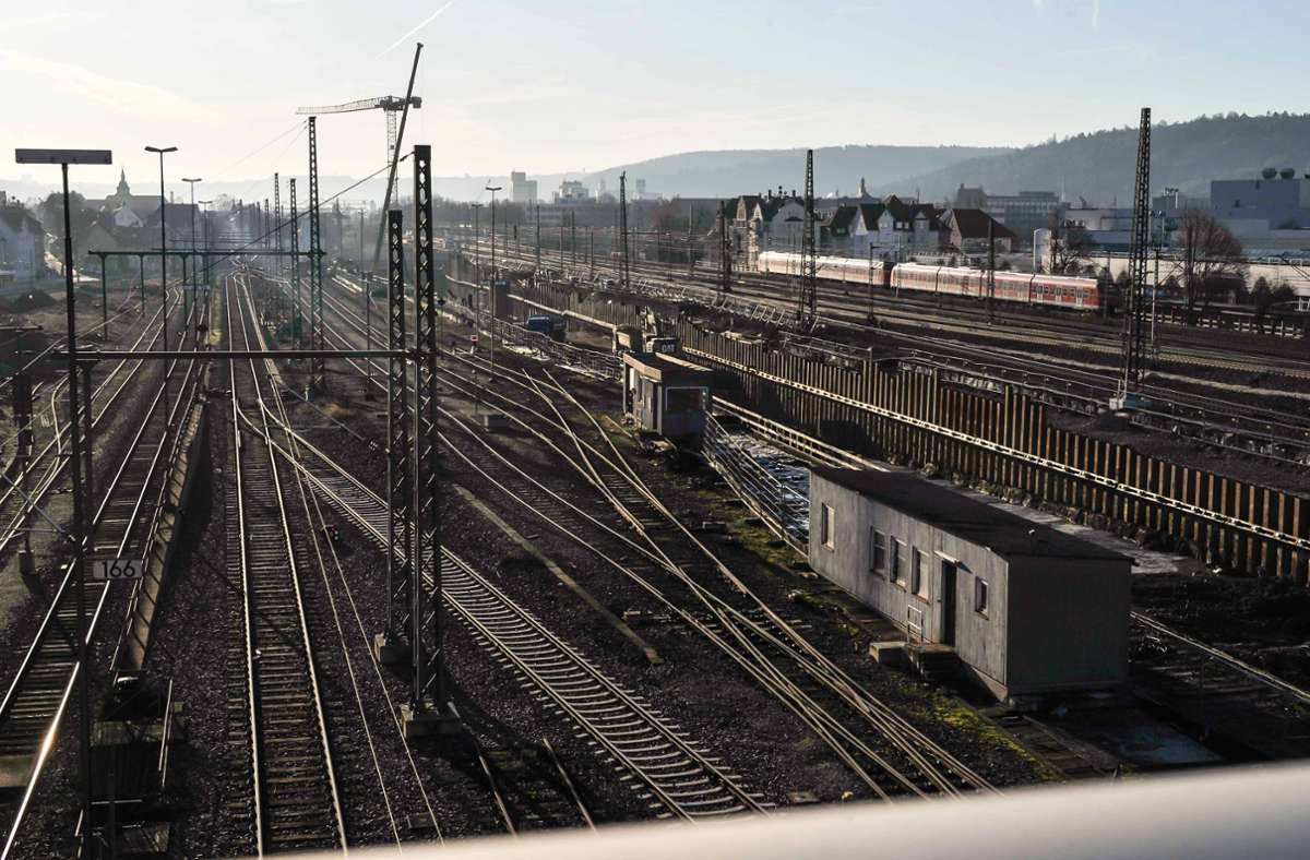 Zwischen Obertürkheim und Untertürkheim: Streckensperrung wegen Personen im Gleis