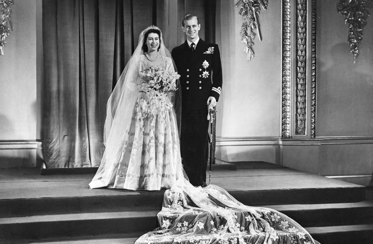 Prinzessin Elizabeth und Leutnant Philip Mountbatten im Buckingham Palace nach ihrer Trauung.