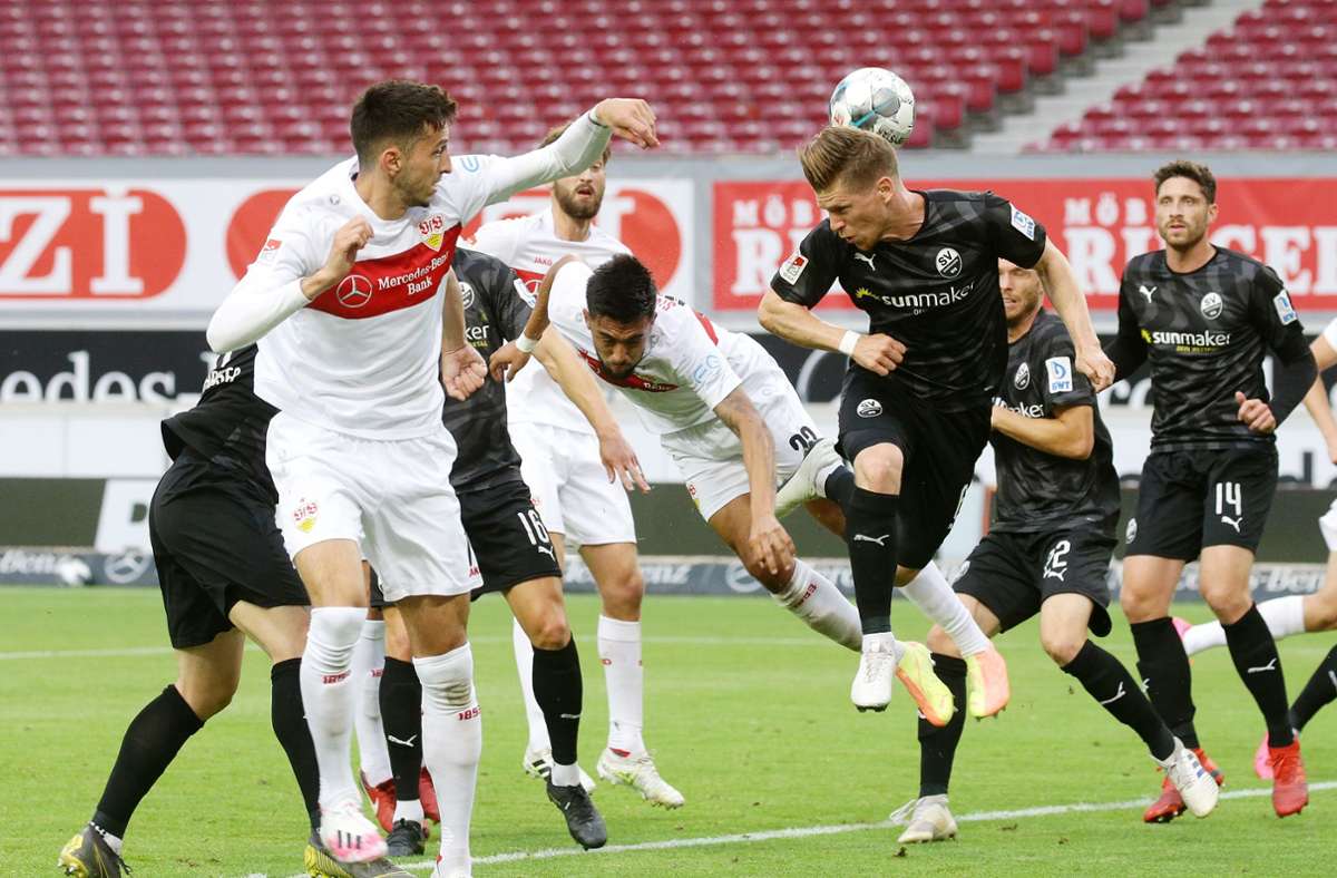Der VfB Stuttgart gewann vor leeren Rängen im Regen 5:1 gegen die Gäste aus Sandhausen.
