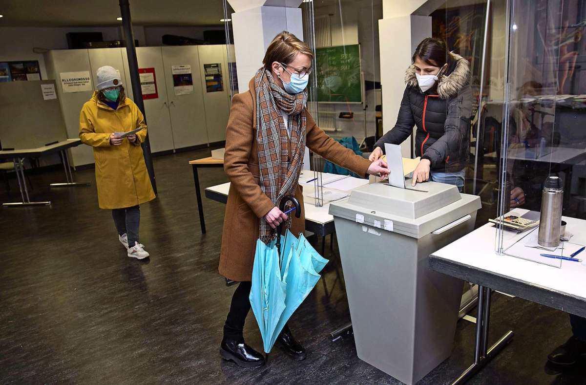 Reportage zu den Wahlen im Kreis Esslingen: Sonntagsspaziergang ins Wahllokal