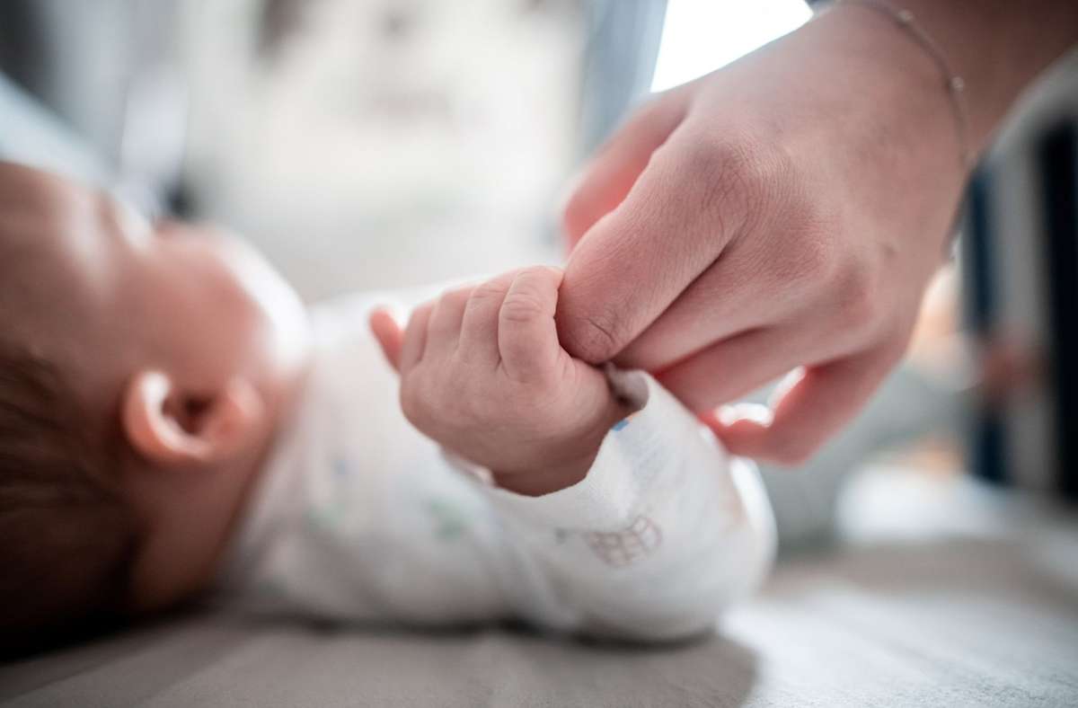 Krankenhaus in Vietnam: Baby kommt mit Spirale in der Hand auf die Welt