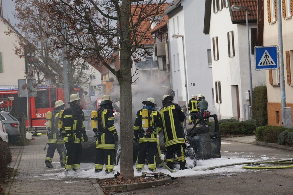10.12.2019 In Deizisau ist ein Auto ausgebrannt. Die Olgastraße war deshalb gesperrt