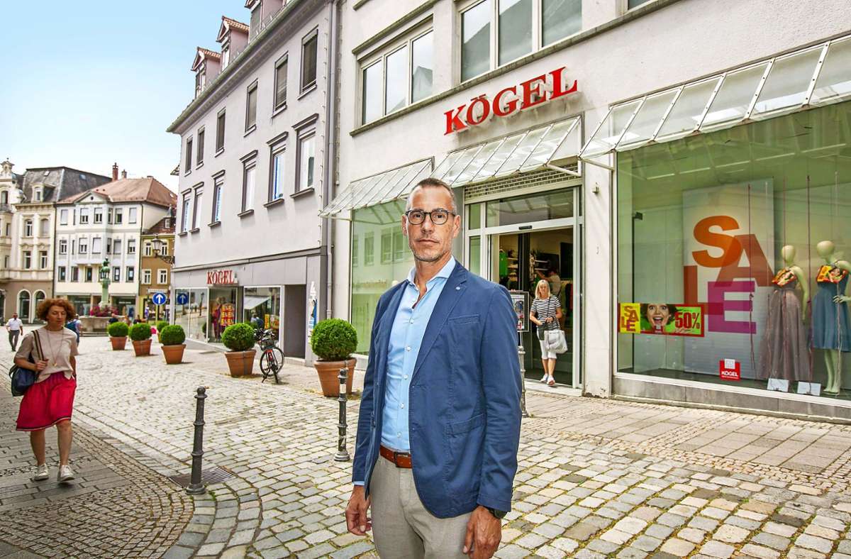 Geschäftsführer und Inhaber Alexander Kögel vor seinem Modehaus, das im Januar 2024 zumacht