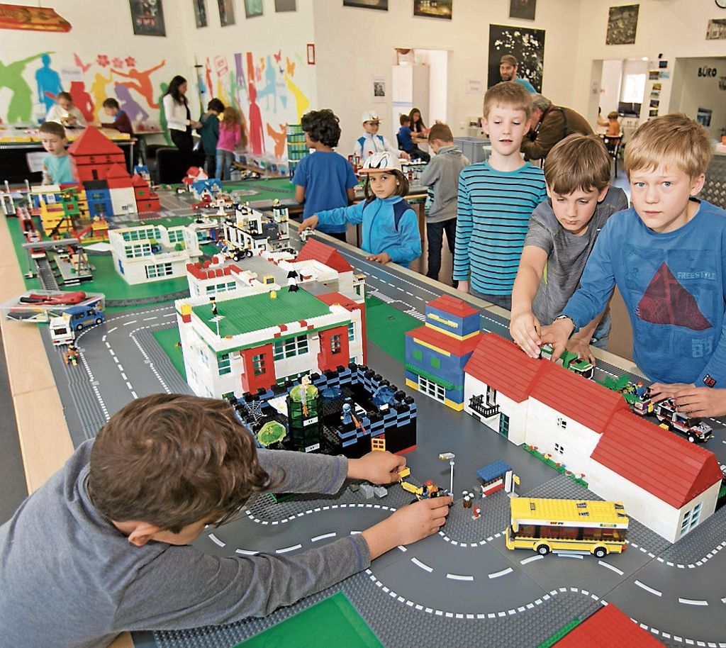 ES-OBERESSLINGEN:  Gut 30 Ferienkinder und 100 000 Plastikklötzchen machen das Jugendhaus Nexus zum Legoland - Heute Abend wird die Stadt wieder geschleift: Kleine Baumeister ganz groß