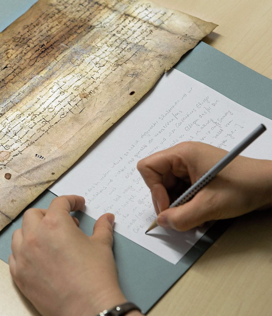 Handarbeit: Eine Studentin transkribiert eine Esslinger Urkunde aus dem 15. Jahrhundert, die als Bucheinband wiederverwendet worden war.