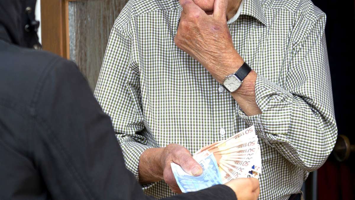 Betrugsmasche in den Kreisen Esslingen und Reutlingen: Krimineller prellt Senioren um Geld