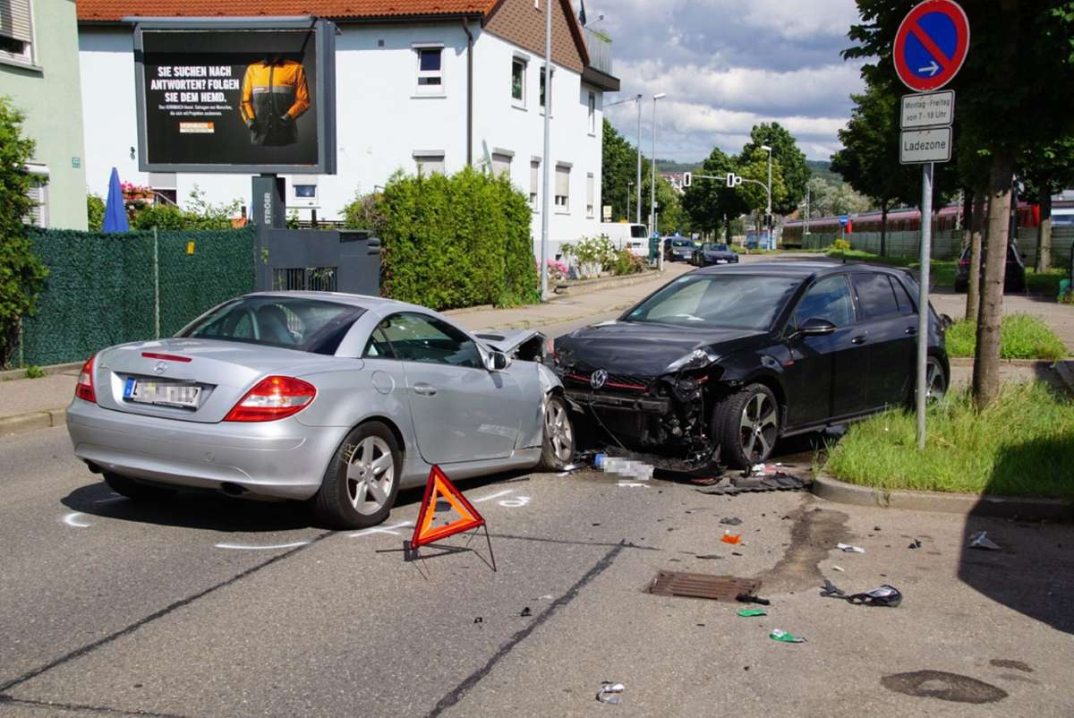 In Esslingen hat ein 30-Jähriger die Kontrolle über sein Pkw verloren und einen Unfall verursacht