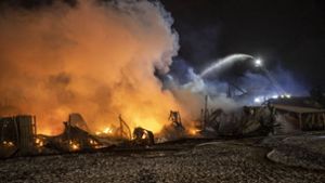 Brand in ehemaliger Tennishalle verursacht Millionenschaden