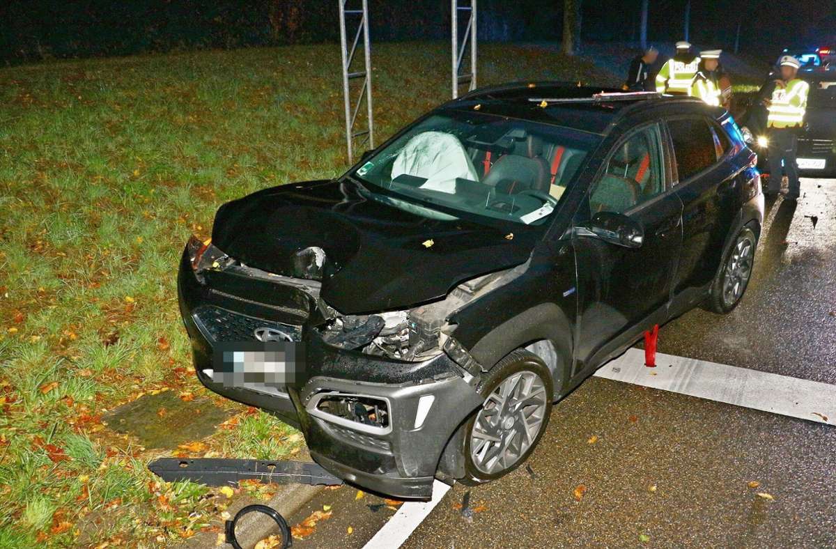 Unfall in Ludwigsburg: Autofahrerin kracht gegen Ampelmast – schwer verletzt