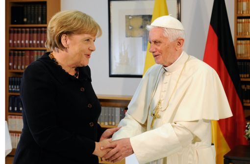Papst Benedikt XVI. hat im September 2011  im Büro der deutschen Bischofskonferenz in Berlin die damalige Kanzlerin Angela Merkel getroffen. Foto: dpa/Soeren Stache