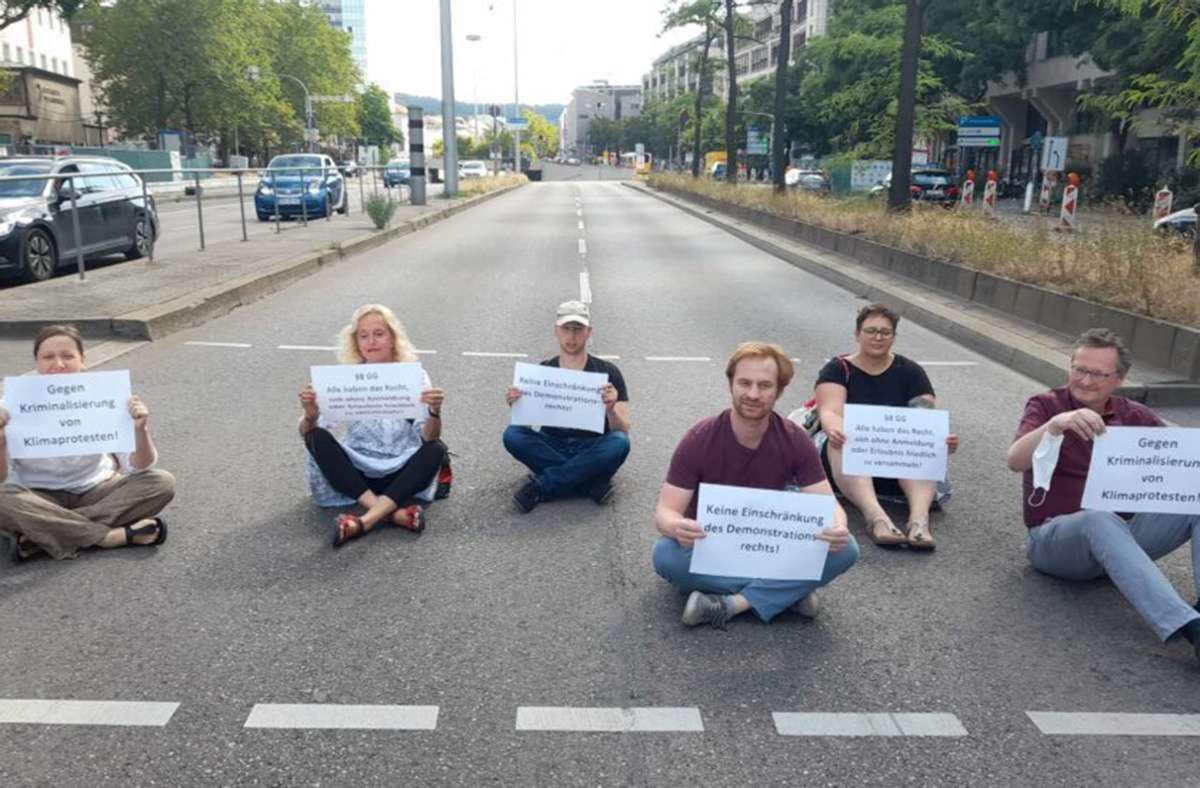 Verbot von Straßenblockaden in Stuttgart: Linksbündnis will Blockadeverbot der Stadt zu Fall bringen
