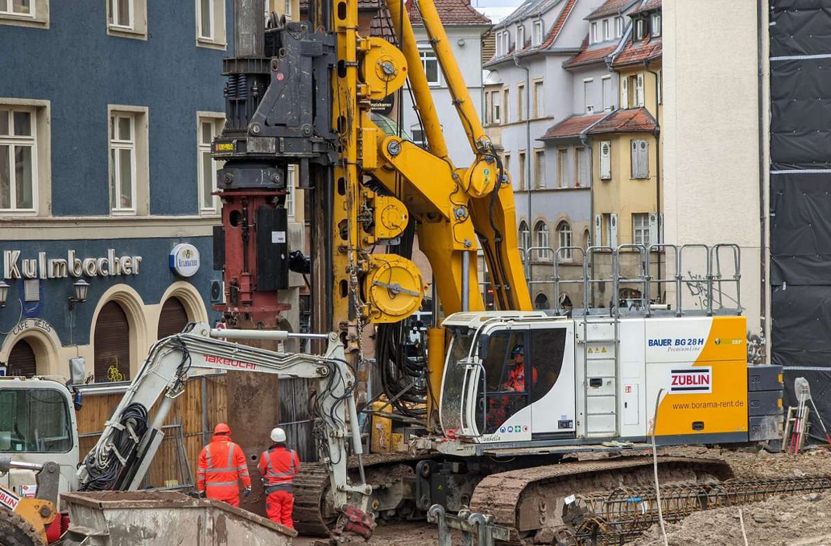 Auf der Baustelle an der Eberhardstraße in Stuttgart-Mitte wird mit schwerem Gerät gebohrt.