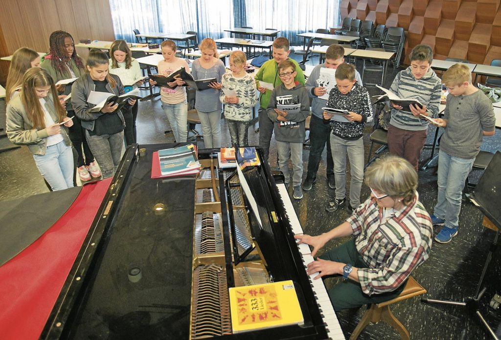 DENKENDORF:  Gesangsprofil der Albert-Schweitzer-Schule motiviert Schüler und vermittelt die Freude am Singen: „Die Melodie soll wachsen“