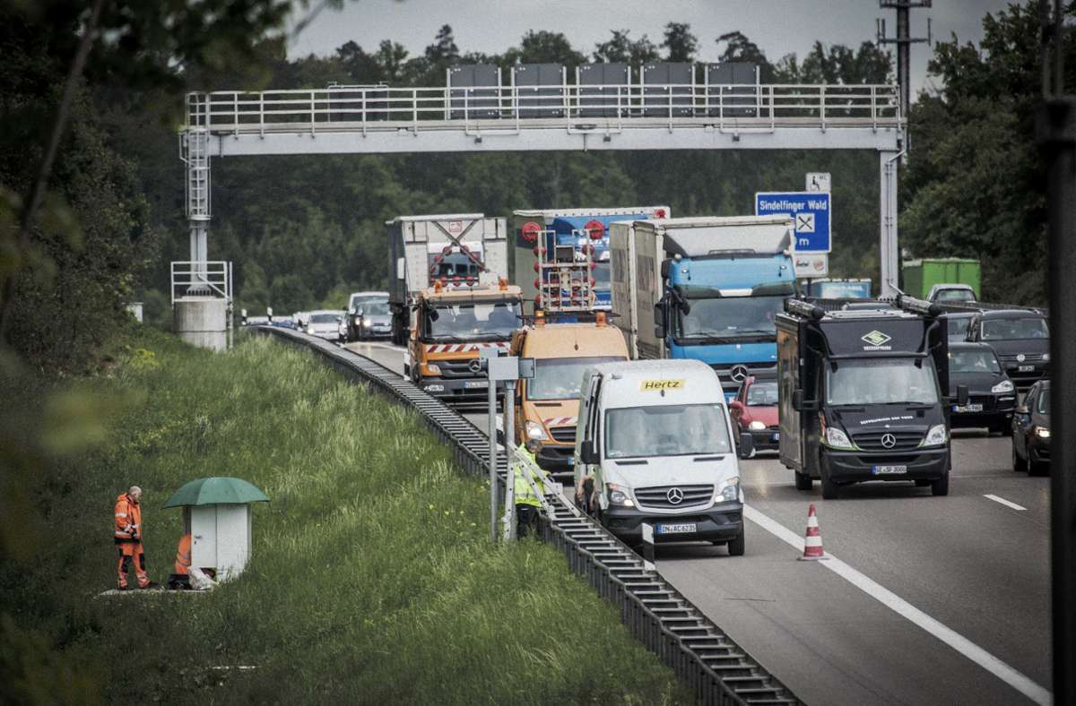 Geschwindigkeitsüberwachung an der Autobahn bei Stuttgart: Blitzer blitzt übereifrig