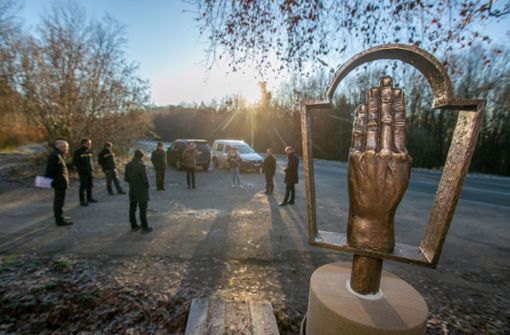 Sie ist wieder da: Die neue „Eiserne Hand“ an der Römerstraße wurde coronabedingt im kleinen Kreis eingeweiht. Foto: Roberto Bulgrin