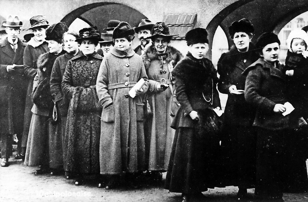 Endlich dürfen auch die Frauen wählen, und so zieht es sie  im Jahr 1919 in Scharen zu den Wahllokalen. Sie wollen mitbestimmen und sich an der Politik ebenso beteiligen, wie die Männer.