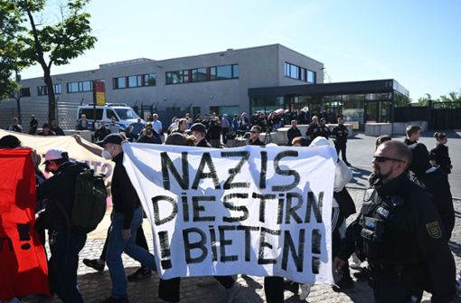 Demonstranten vor Beginn der Urteilsverkündung gegen Lina E. vor dem Oberlandesgericht (OLG) Dresden. Foto: dpa/Robert Michael