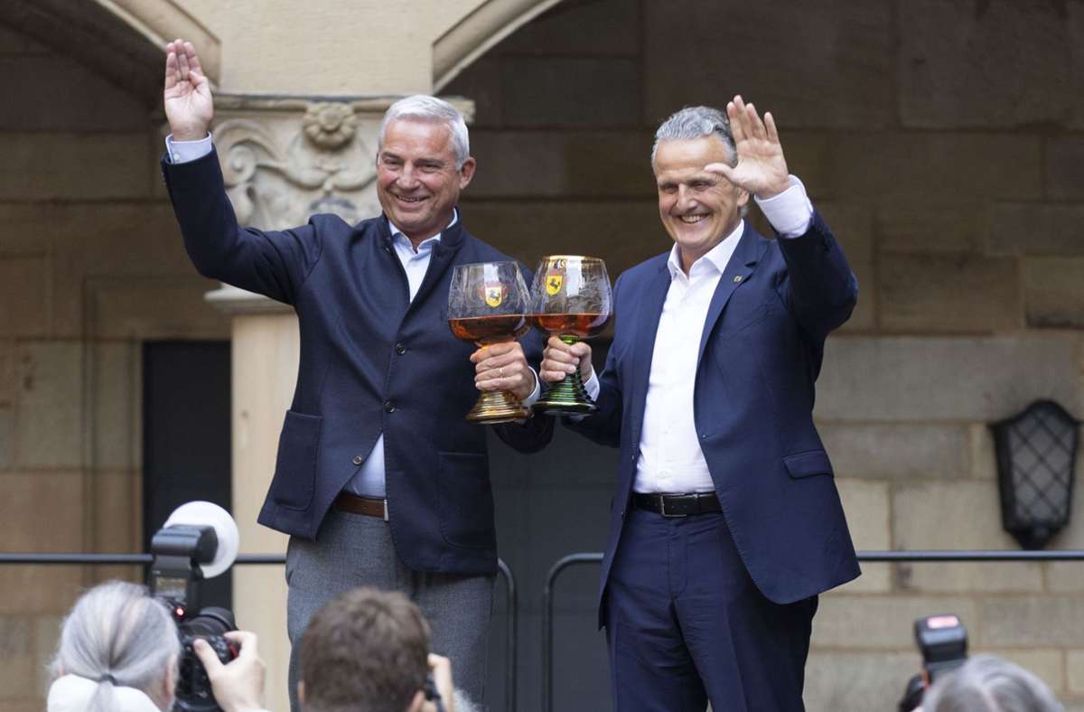 Baden-Württembergs Innenminister Thomas Strobl (links) und Stuttgarts Oberbürgermeister Frank Nopper eröffnen das Weinfest im Innenhof des Alten Schlosses.