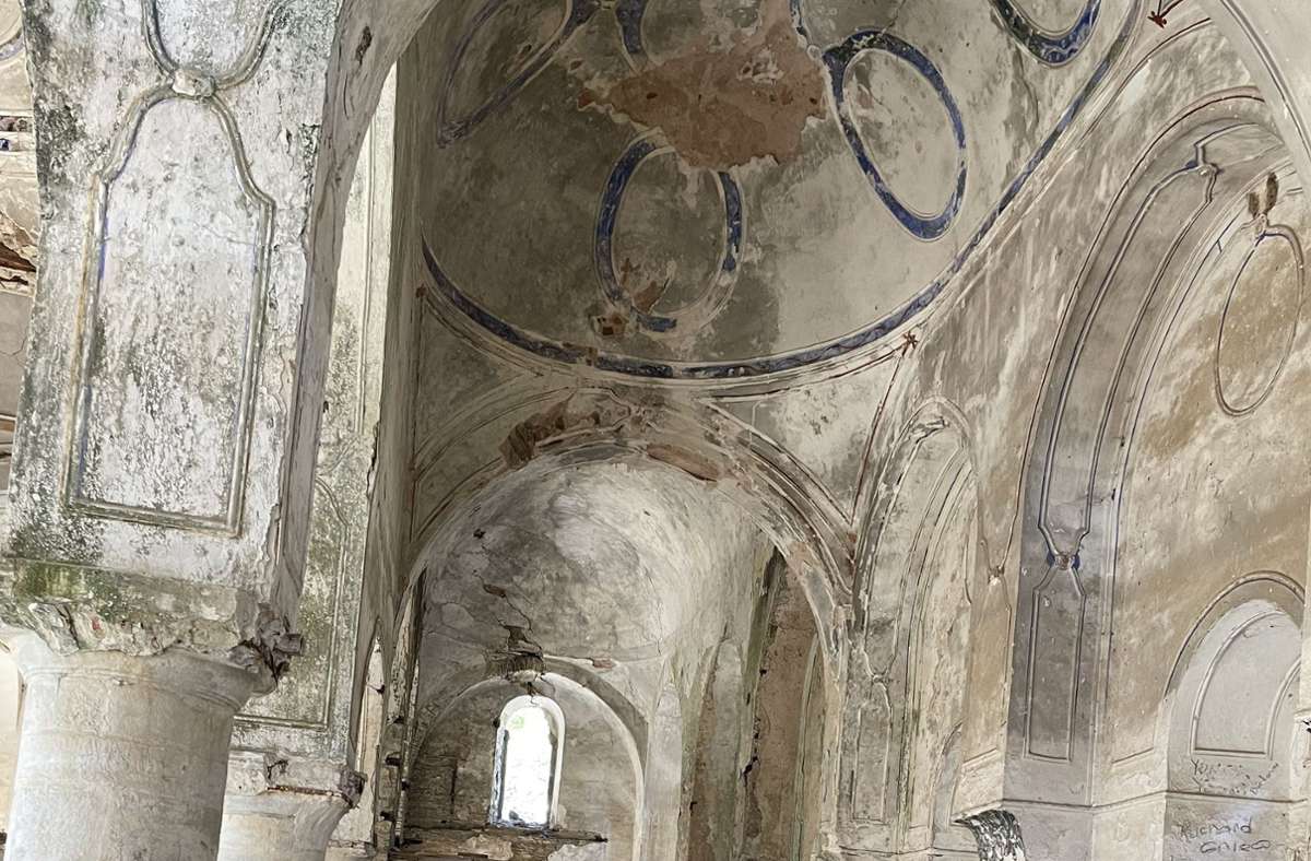Die Nikolauskirche von Güllübahce an der türkischen Ägäisküste  ist verfallen. Yunus Cengel, dessen Eltern einst aus Kreta vertrieben wurden, will sie retten. Foto:  