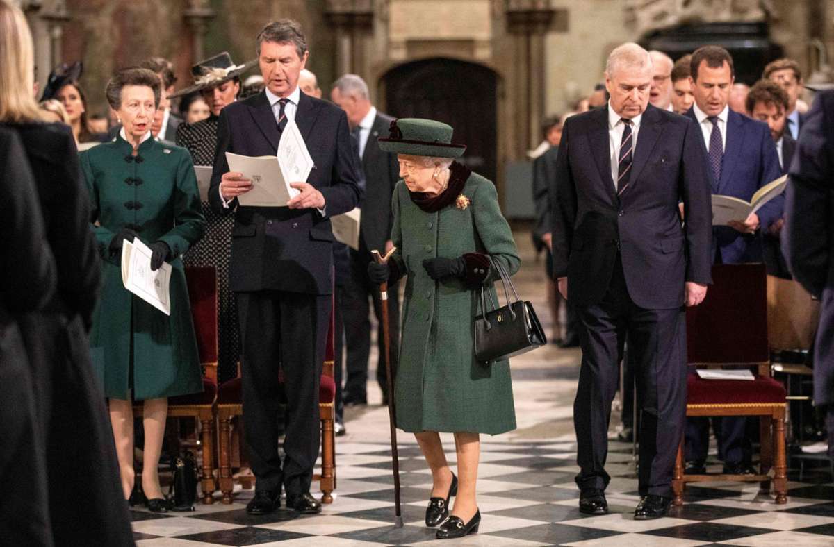 Queen Elizabeth II. ließ sich von ihrem Sohn Prinz Andrew (rechts) in die Westminster Abbey begleiten. Foto: AFP/RICHARD POHLE