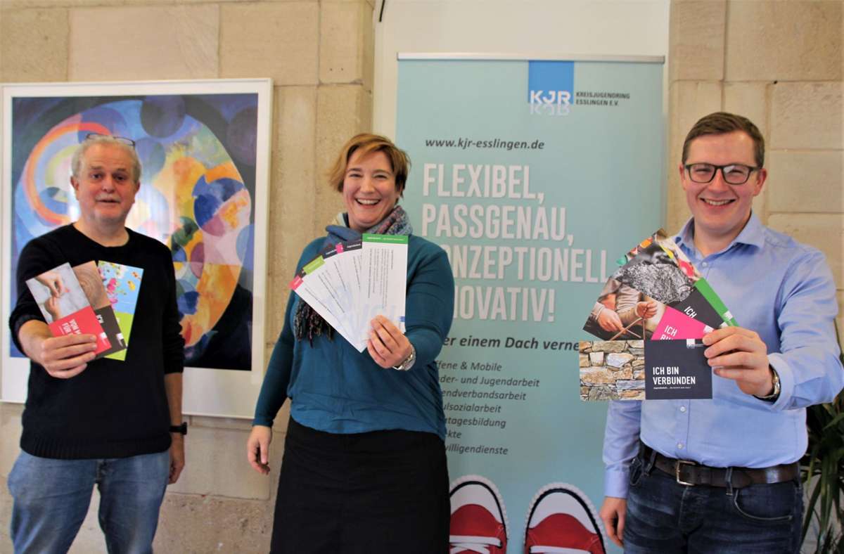 Ulrich Enderle, Nicole Schreiber  und Michael Medla (von links)  präsentieren die bunten Kampagnenkarten mit ihren Botschaften zur Bedeutung der Jugendarbeit. Foto: /Katja Eisenhardt