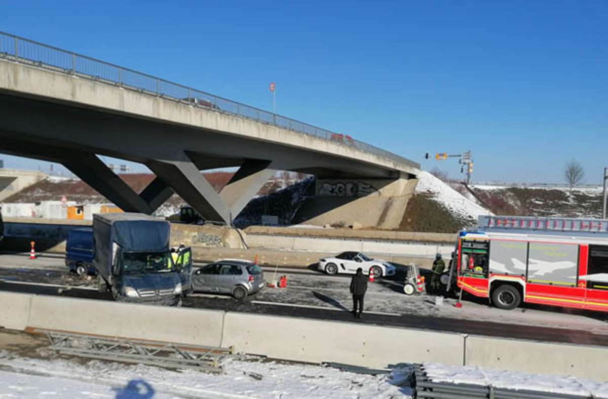 A8 bei Stuttgart: Heftiger Unfall mit vier Fahrzeugen führt zu langem Stau