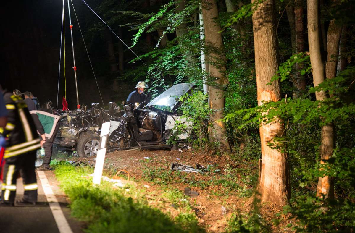 Tragischer Unfall im Taunus: Auto kracht gegen Baum – drei junge Männer sterben
